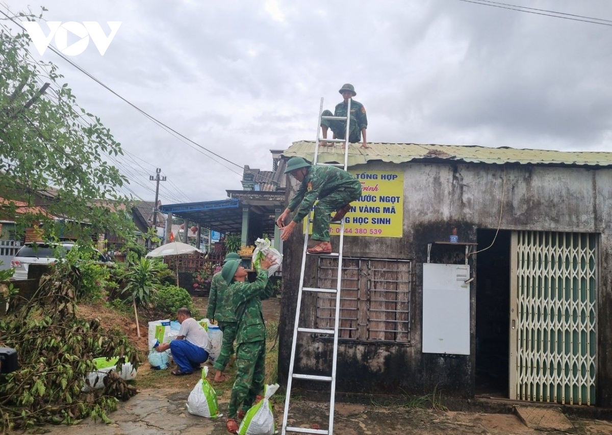 Bộ đội giúp dân ứng phó bão